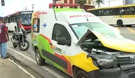 Motociclista sofre ferimentos após colisão com ambulância em Cruz das Almas