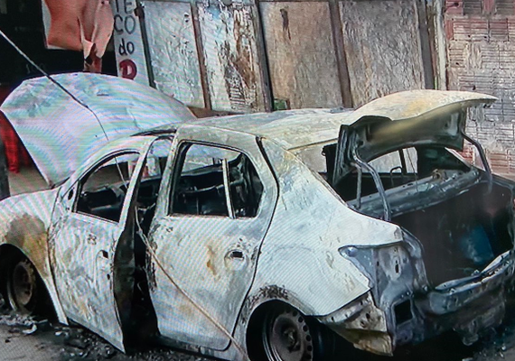 Carro pega fogo em acidente na Santa Amélia; mulher e criança morrem carbonizadas