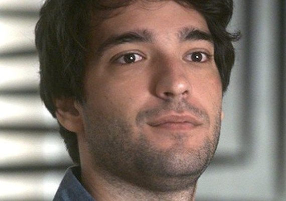 'A Lei do Amor': Magoado, Tiago se revolta com Isabela e apaga fotos do celular