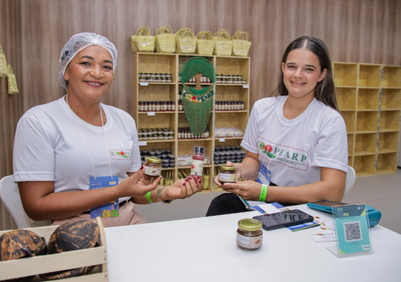 Mulheres extrativistas de Alagoas trazem a força da pimenta rosa para o Salão do Turismo
