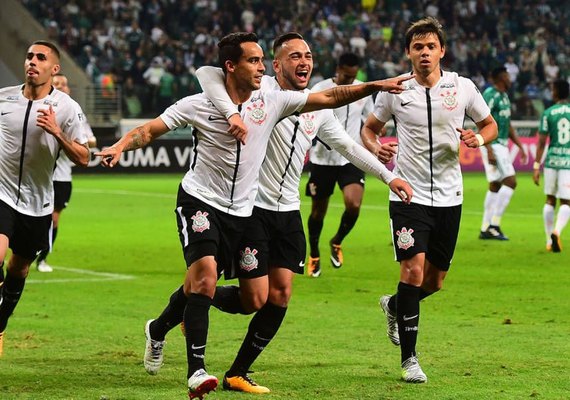 Corinthians encerra série do Palmeiras em casa e dispara na liderança