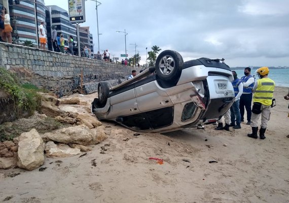 Idoso perde controle de veículo, que capota e cai na areia da praia da Jatiúca