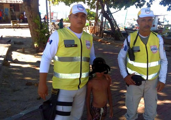 Criança perdida reencontra família com a ajuda da polícia em Maceió