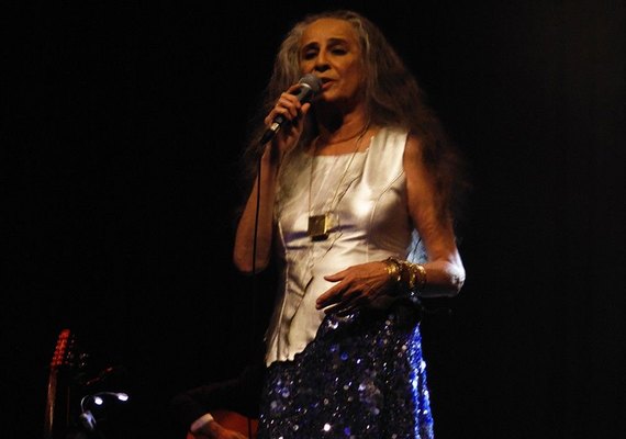 Cantora Maria Betânia é internada por causa de uma forte virose