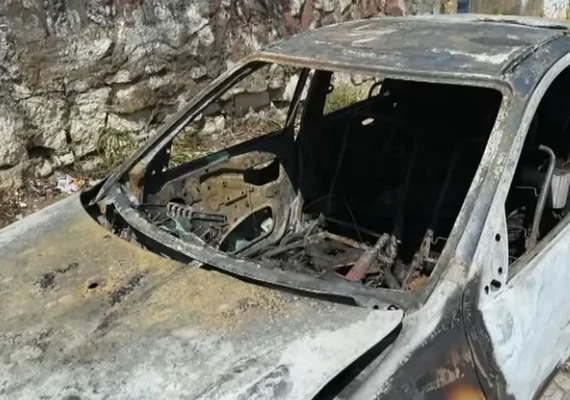 Carro é destruído por incêndio na Ladeira Bonfim, em Maceió; motorista escapa sem ferimentos