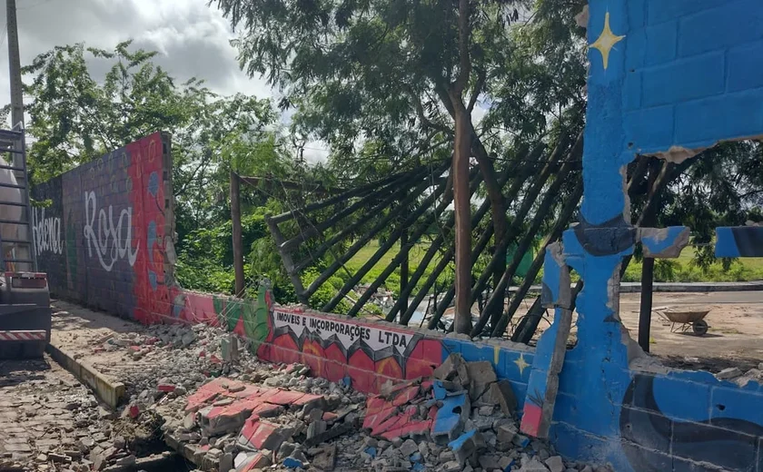 Ajudante de pedreiro fica ferido após parte de muro cair em sua mão, em Arapiraca