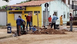 Casal conserta vazamento em Cruz das Almas nessa sexta-feira (29)