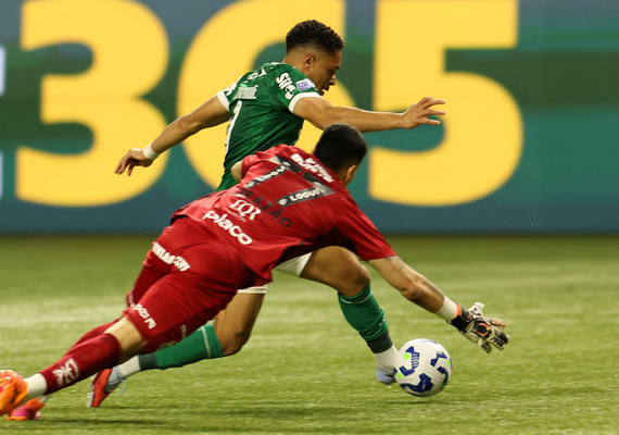 Vitor Roque decide e Palmeiras vence clássico com Santos no Brasileiro