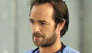Ator Luke Perry, de Riverdale, sofre AVC e é internado