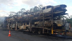 Vídeo: caminhão cegonha com oito veículos Chevrolet S-10 pega fogo e carga é destruída