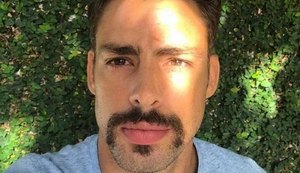 Cauã Reymond aparece de bigodão e ganha apelidos na internet