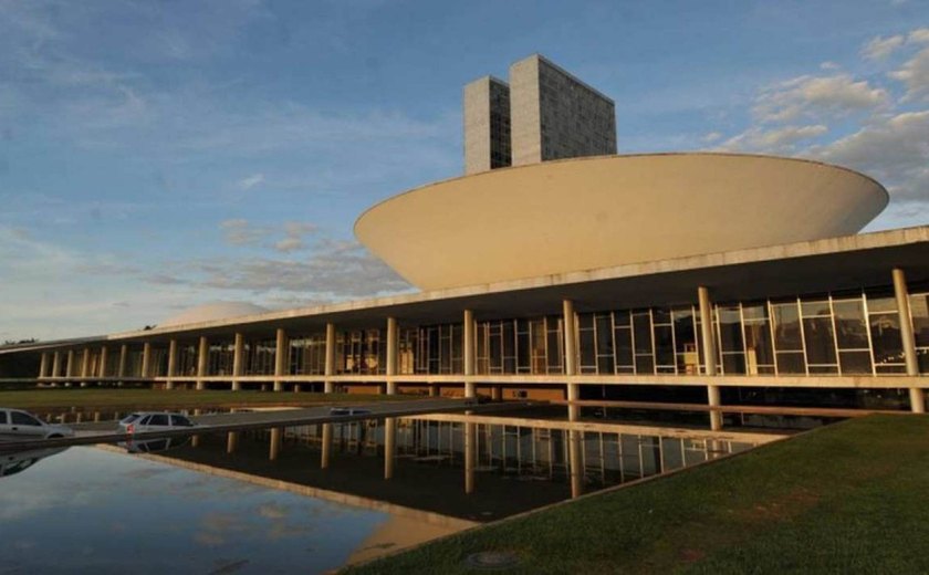 Pautas polêmicas de agosto tiram sossego das férias dos congressistas