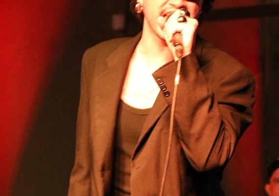 Cantor alagoano estreia nos palcos com show-tributo “Pedro Vermelho canta AMY”