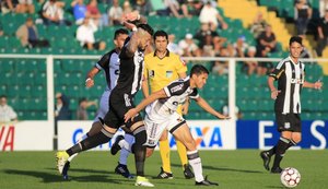 Com ajuda de goleiro adversário, Ceará bate Figueirense e encosta no G4