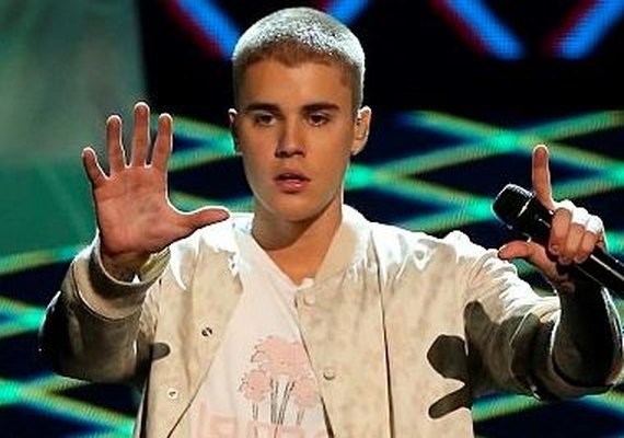 Vizinho diz que Justin Bieber cuspiu na cara dele em depoimento na justiça