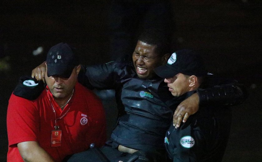 Torcedores e policiais entram em confronto após empate do Internacional