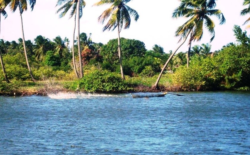 Adolescente desaparece na Lagoa Mundaú após embarcação virar quando fazia a travessia