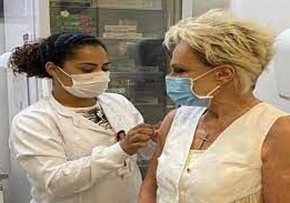 Apresentadora Ana Maria Braga recebe 1ª dose da vacina contra a Covid-19
