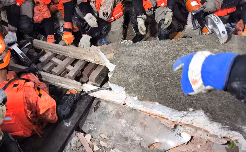 Criança e padrasto morrem após desabamento de casa em Caxias; mulher e cão são resgatados