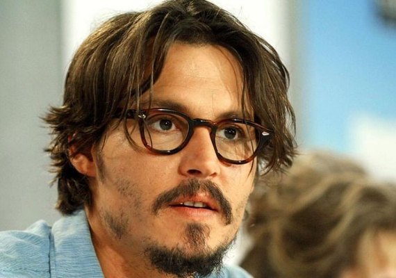 Johnny Depp é encontrado inconsciente em quarto de hotel e banda do ator cancela shows