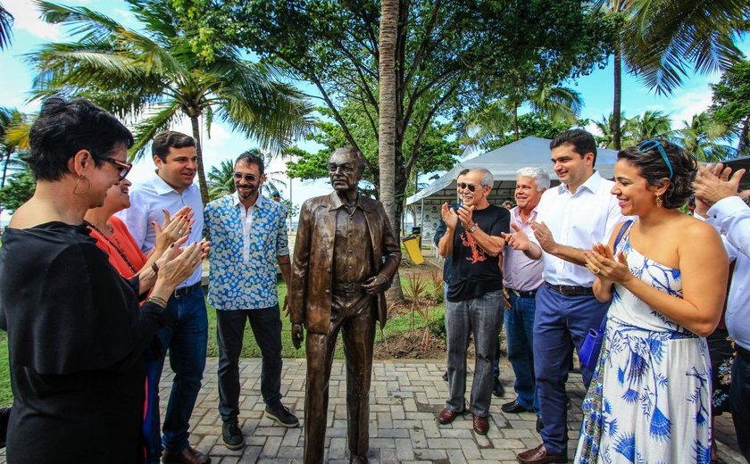 Orla ganha escultura de Paulo Gracindo, nome importante para cultura