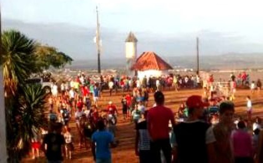Procissão leva milhares de pessoas ao Morro da Massaranduba em Arapiraca