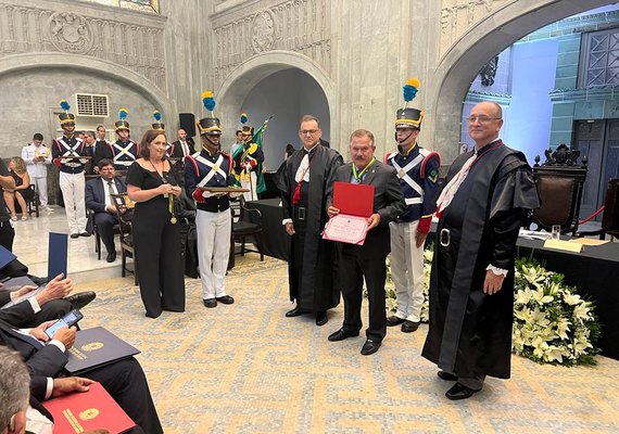 Ministro Humberto Martins recebe medalha do Mérito da Justiça Eleitoral do Rio de Janeiro