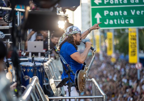 Arrastão com Bell Marques movimenta a orla de Maceió nesta quinta-feira