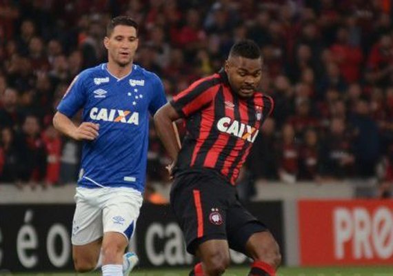 Atlético-PR perde em casa para o Cruzeiro e vê crise se agravar