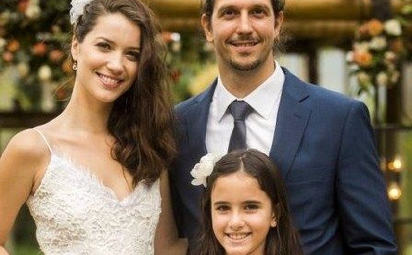 Júlia sobe ao altar de braços dados com Gui e 4.4 faz show no casamento