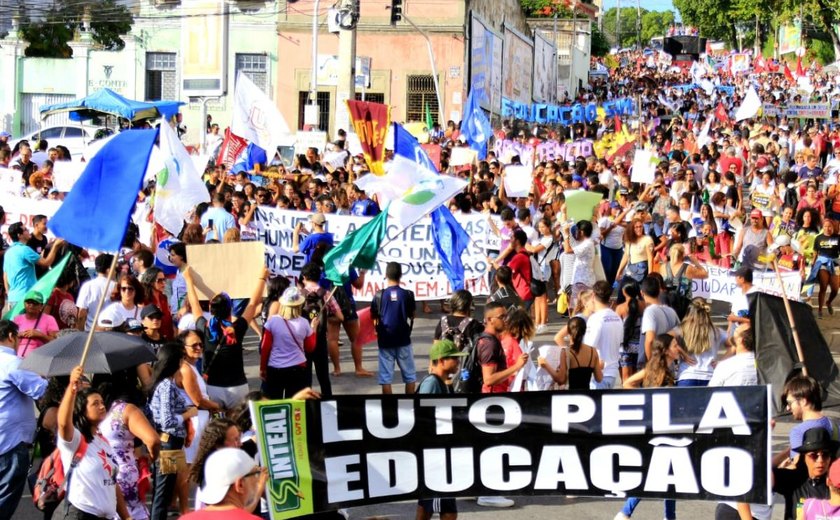 Estudantes e trabalhadores realizam mais um dia de protestos a favor da educação