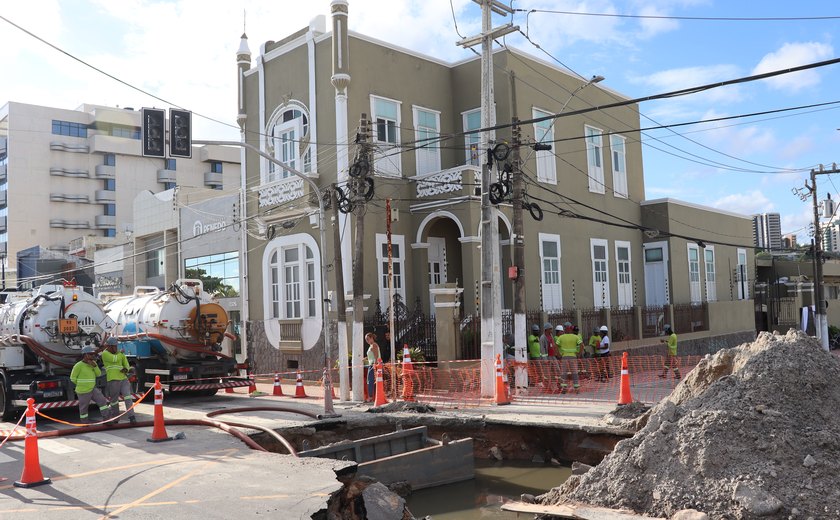 Obra da BRK em Jaraguá interdita os dois sentidos da Avenida da Paz
