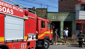 Corpo de Bombeiros socorre homens atropelados por carro e prensados contra parede