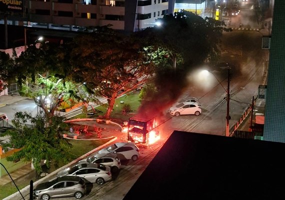 Vídeo: food truck é destruído por incêndio na Pajuçara