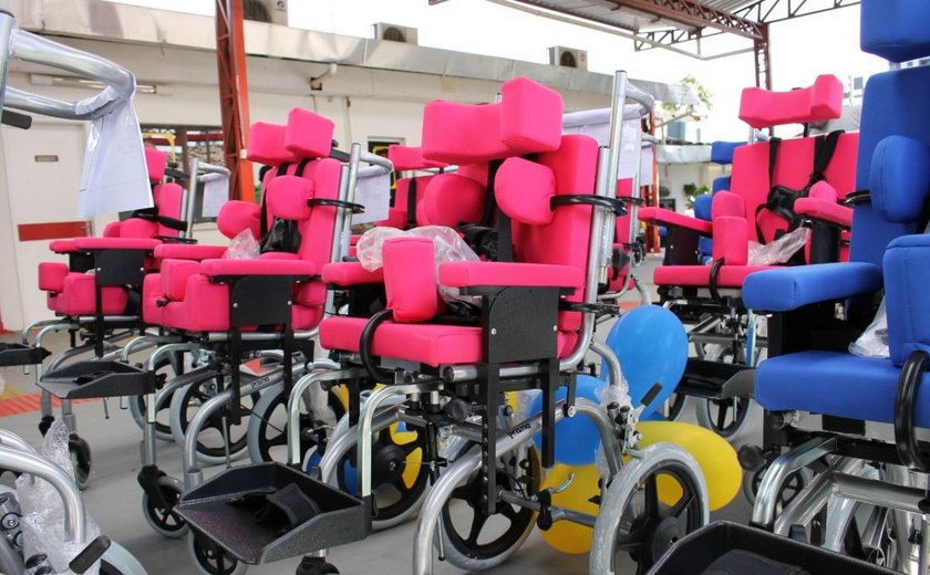 Maceió: Pestalozzi entrega 25 cadeiras de rodas tetra infantil a crianças com deficiência