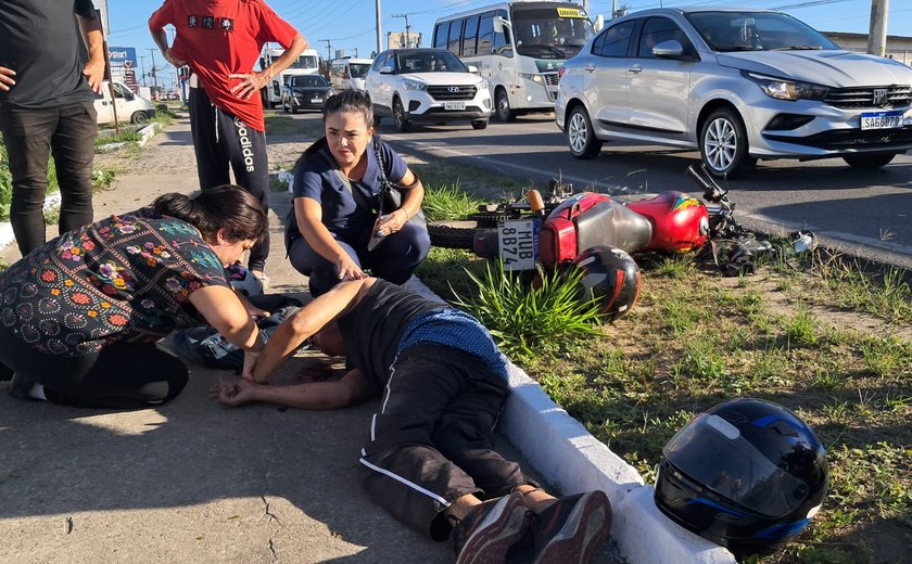 Motociclista bate em cavalo solto na Via Expressa e fica com sangramento na cabeça