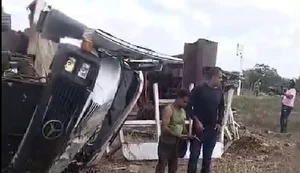 Caminhão com retroescavadeira capota e interdita trecho da AL-220 em Jaramataia
