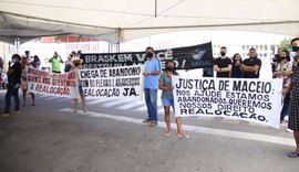 Moradores de bairros atingidos com rachaduras bloqueiam portões da Braskem em Maceió