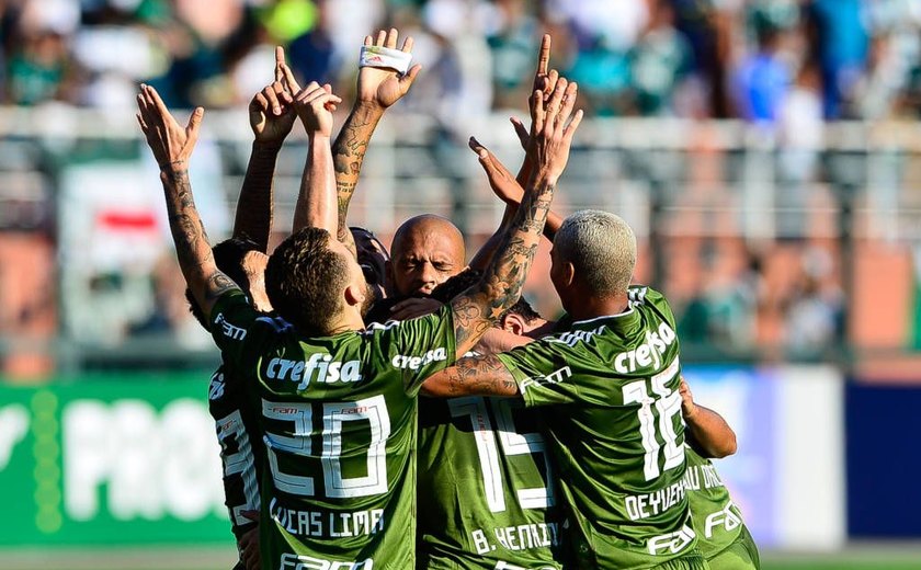 Palmeiras supera expulsão e vence Ceará