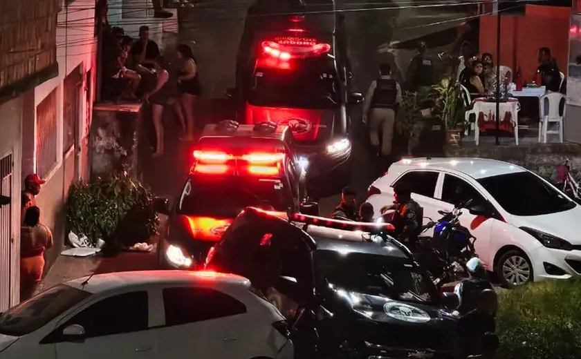 Viatura da PM bate em carro e casa durante perseguição no Jacintinho