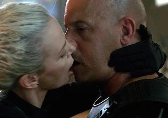 Diesel diz que diretor mandou repetir cena de beijo com Charlize várias vezes