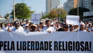 Manifestantes protestam contra intolerância religiosa em ato no Rio de Janeiro