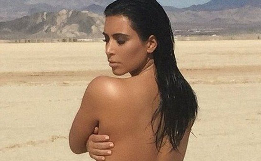 Kim Kardashian aparece em imagens inéditas de famoso ensaio nu no deserto