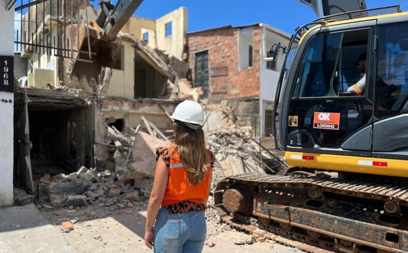 Imóvel de dois pavimentos é demolido na Levada por risco de colapso