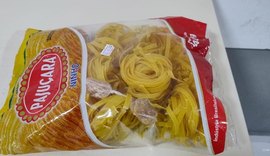 Suspeito de tráfico é preso com drogas escondidas em pacotes de macarrão