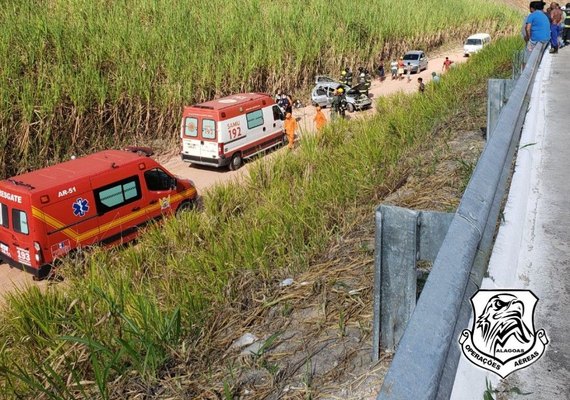 Samu resgata duas vítimas de capotamento em Messias