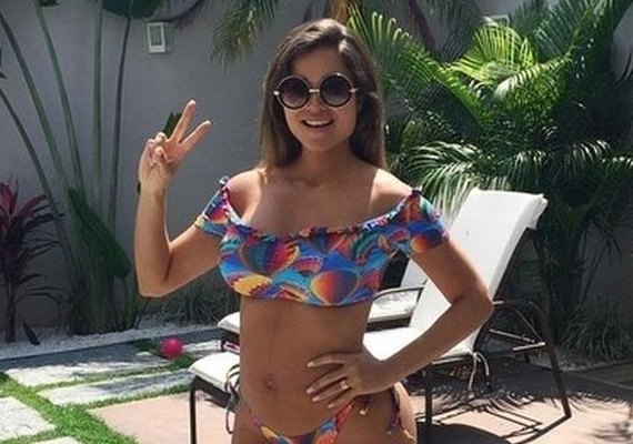 Mais já? Ex-panicat Aryane Steinkopf exibe boa forma doze dias após dar à luz