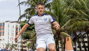 Elenco do CSA realiza treino físico na praia de Jatiúca