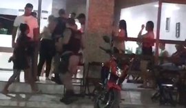 Homem é preso em Paulo Jacinto após ameaçar clientes, dono de bar e desacatar militares