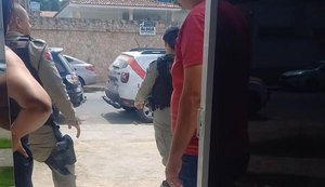 Homem é assassinado a facadas por vizinho enquanto dormia no sofá